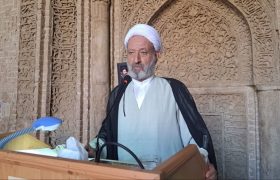 امام جمعه اردستان: تکریم ارباب رجوع باید در صدر کار مسئولان باشد/ هیچ مسئولی آقابالاسر مردم نیست