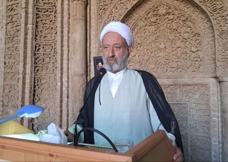 امام جمعه اردستان: تکریم ارباب رجوع باید در صدر کار مسئولان باشد/ هیچ مسئولی آقابالاسر مردم نیست