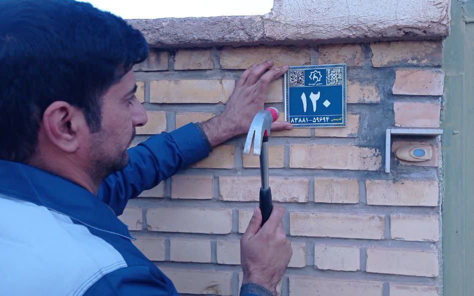 ساماندهی ۳۴ هزار نشانی در اردستان؛ نصب پلاک‌های هوشمند در ۲۱ روستا